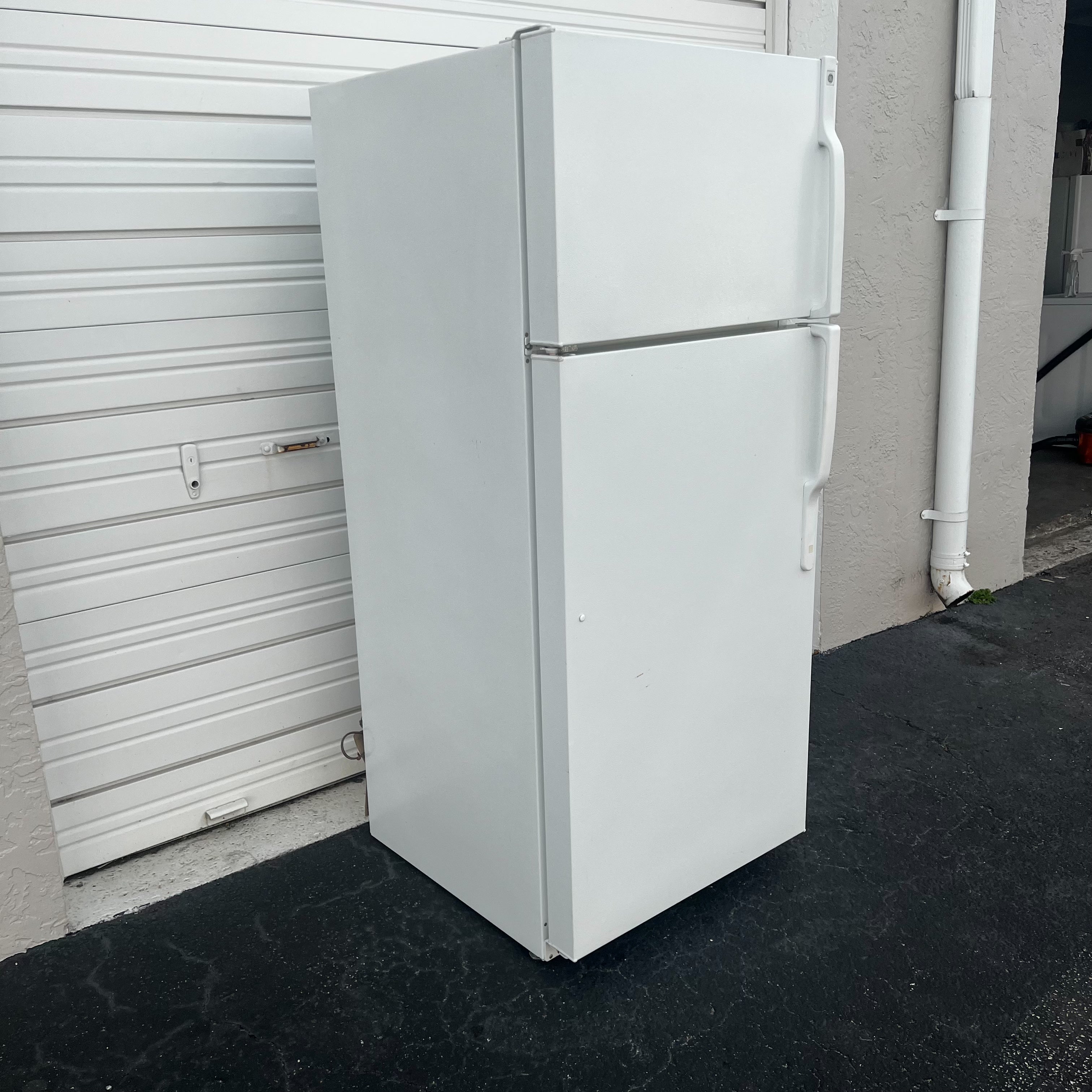 GE Top and Bottom Refrigerator GE Top and Bottom Refrigerator